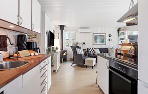 Kühlschrank, Geschirrspüler, Wasserkocher mit Kaffee-/Teezubehör