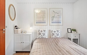 2 habitaciones, tabla de planchar con plancha y cuna de viaje