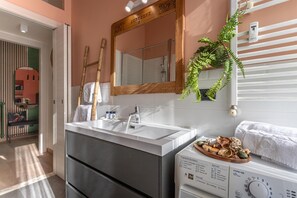 Kostenlose Toilettenartikel, Haartrockner, Toilettenpapier