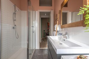 Articles de toilette gratuits, sèche-cheveux, papier toilette