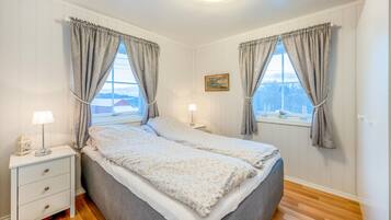 4 bedrooms, travel cot, free WiFi