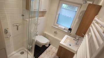 Dusche, Haartrockner, Handtücher, Seife