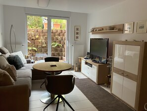 Living area - Individuelle Ferienwohnung im Grünen Südosten von Leipzig mit Eigener Terrasse (Leipzig)