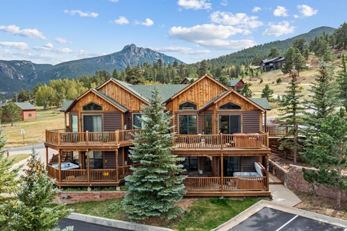 Peaceful Retreat Stunning Views. Hot tub, A/C 2 bedroom