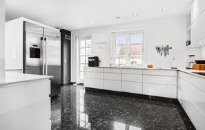 Fridge, dishwasher, coffee/tea maker - Amazing home in Blokhus with kitchen (Blokhus)