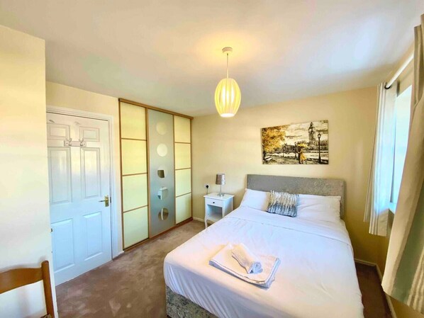 4 habitaciones, tabla de planchar con plancha, wifi y ropa de cama 