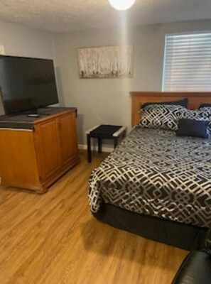 3 bedrooms, desk, iron/ironing board, WiFi