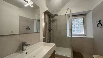 Douche, serviettes fournies