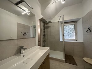 Douche, serviettes fournies