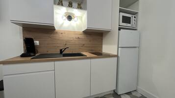 Jääkaappi, mikroaaltouuni, kahvin-/teenkeitin, leivänpaahdin
