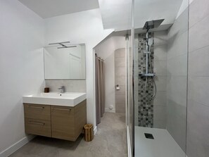 Douche, serviettes fournies