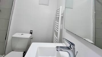 Douche, serviettes fournies