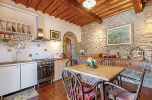 Fridge, microwave, oven, stovetop - Agriturismo 'Molinuzzo - Joshua' with shared pool, private terrace and Wi-Fi (Barberino Tavarnelle)