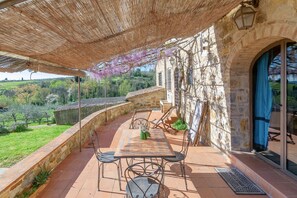 Outdoor dining - Agriturismo 'Molinuzzo - Joshua' with shared pool, private terrace and Wi-Fi (Barberino Tavarnelle)