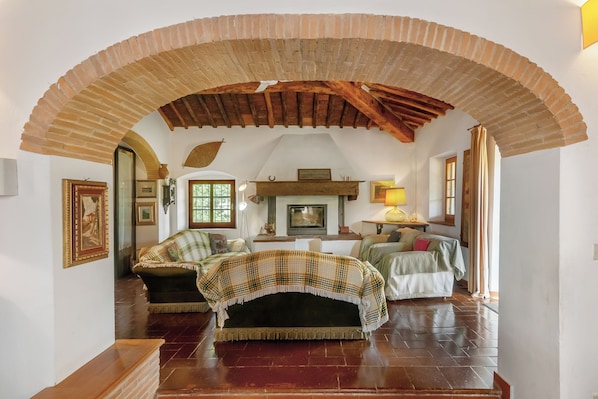 Fireplace, table tennis - Agriturismo 'Molinuzzo - Lisa' with Shared Pool, Private Terrace and Wi-Fi (Barberino Tavarnelle)