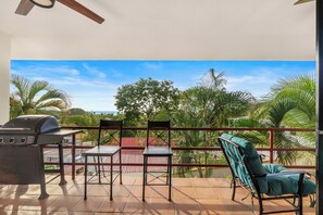 Property grounds - Oceanview Condo Walking distance to Beach Sleeps 6 (Coco)