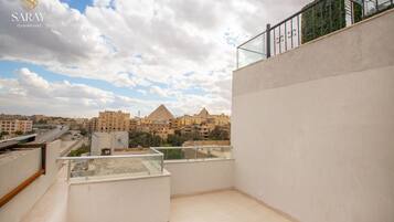 Grand Family Suite with Terrace & Pyramids View | Terrace/patio