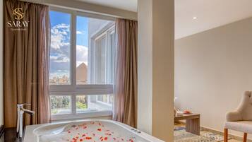 Luxury Suite with Jacuzzi & Pyramids View | Deep soaking bathtub