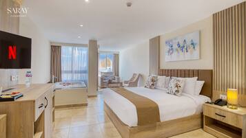 Luxury Suite with Jacuzzi & Pyramids View | Down comforters, pillowtop beds, minibar, in-room safe