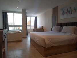 Luxury Suite with Jacuzzi & Pyramids View | Down comforters, pillowtop beds, minibar, in-room safe