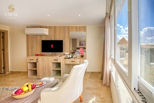 Executive Suite With Pyramids & Museum View | View from room