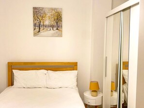2 bedrooms, iron/ironing board, WiFi, bed sheets - London apartment

 (London)