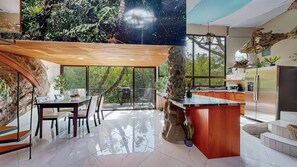 Luxury House | Private kitchen | Full-size fridge, microwave, oven, stovetop - Rocka Verde Retreat (Rivas)