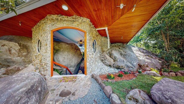 A stone archway leading to a wooden ceiling interior with a welcome sign. - Rocka Verde Retreat (Rivas)