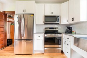 Frigorífico, microondas, horno y placa de cocina