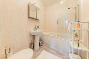 Hair dryer, towels, soap, shampoo - 2 bed Apartment - Elizabeth Olympic Park - London

 (London)