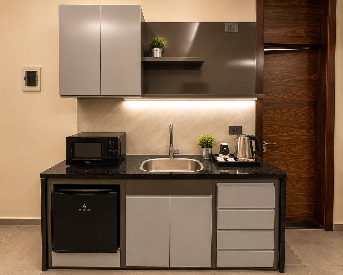 Una cocina compacta equipada con lavavajillas, microondas, pileta y cafetera.
