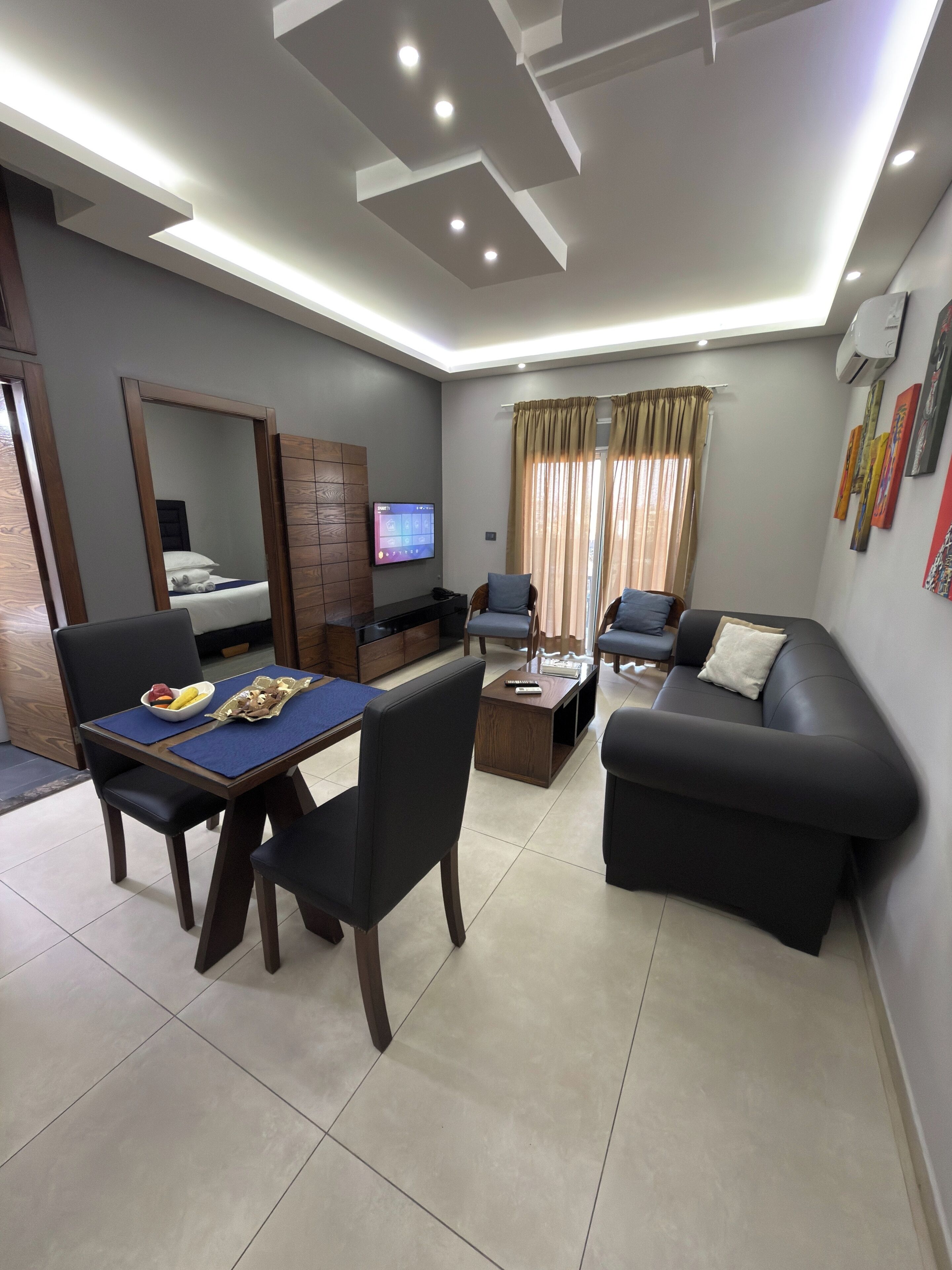 Superior-Suite, 1 Schlafzimmer, Whirlpool, Stadtblick | Wohnbereich | 45-Zoll-Smart-TV mit Digitalempfang