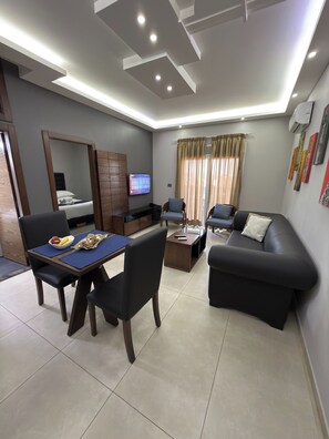 Svit Superior - 1 sovrum - bubbelpool - utsikt mot staden | Vardagsrum | 45-tums smart-tv med digitalkanaler