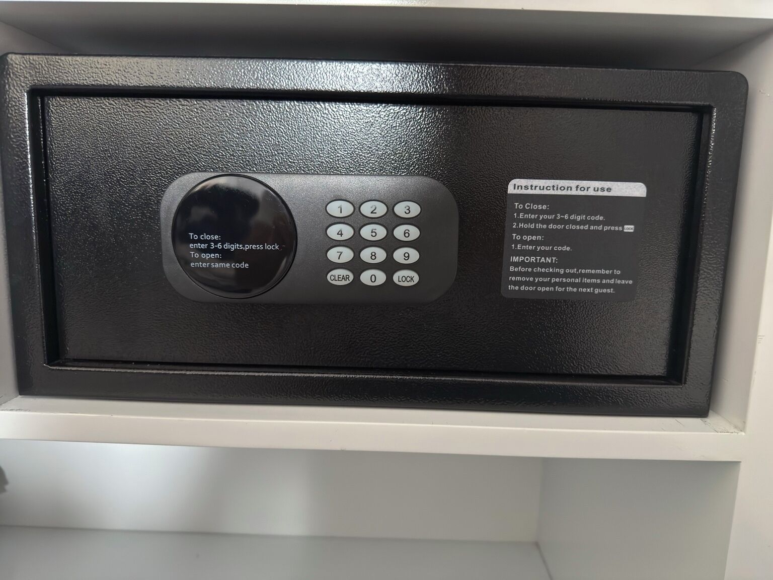 A digital keypad lock with instructions for use, including entering a 3-6 digit code to close or open the door.