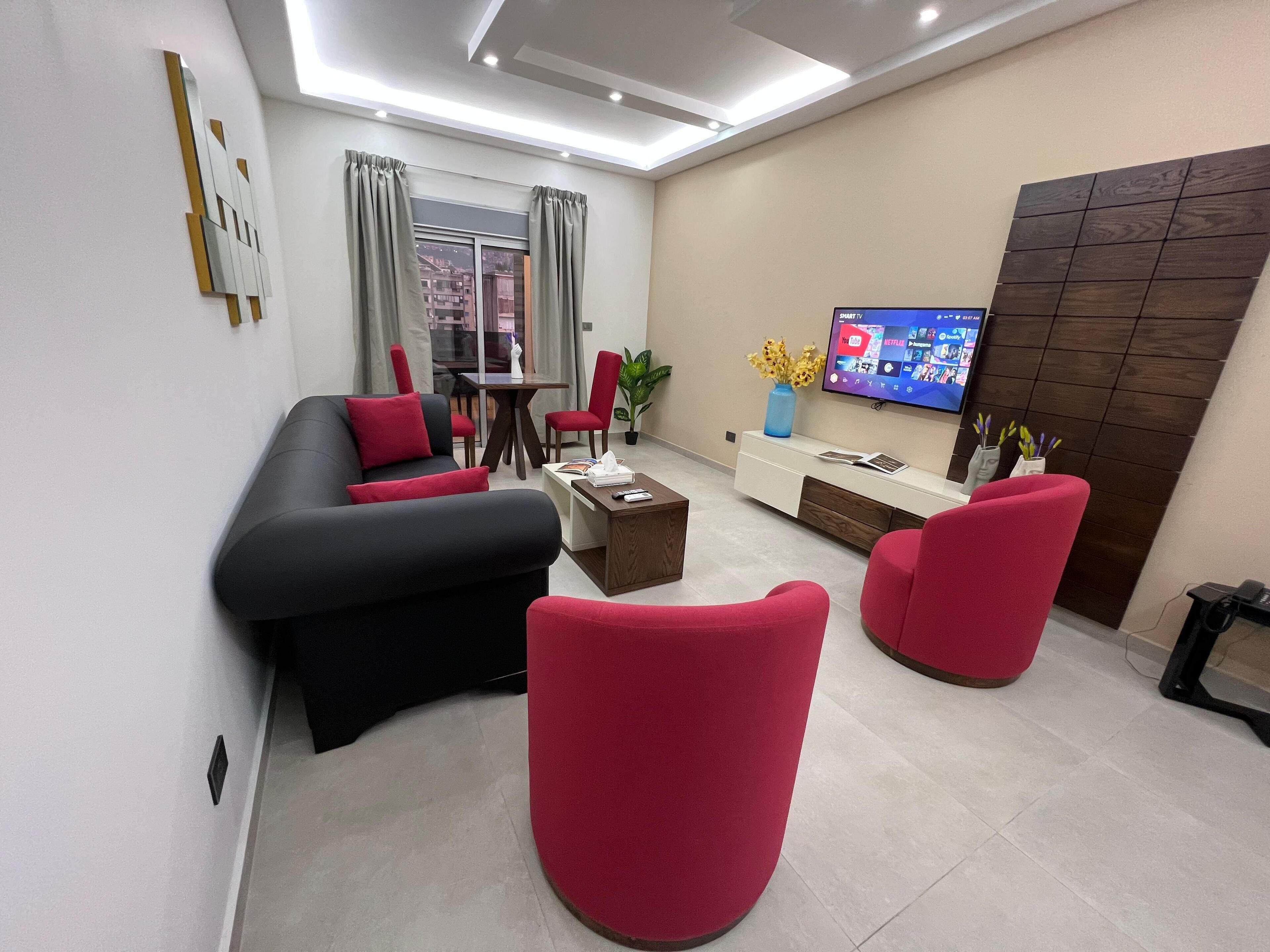 Junior-Suite, 3 Einzelbetten | Wohnbereich | 45-Zoll-Smart-TV mit Digitalempfang