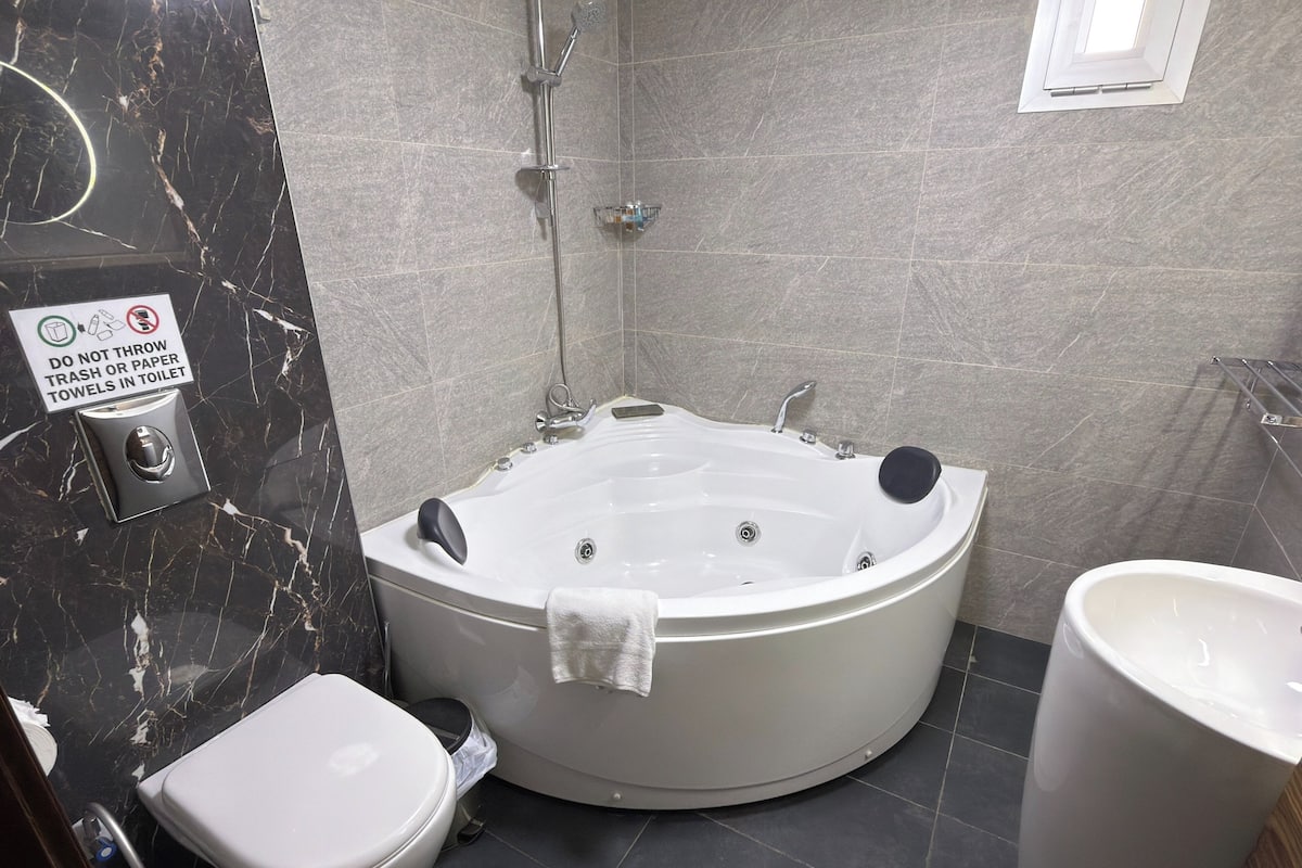 Superior-Suite, 1 Schlafzimmer, Whirlpool, Stadtblick | Badezimmer