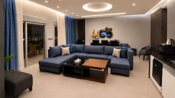 Executive-Suite, 2 Schlafzimmer, Terrasse, Stadtblick | Wohnbereich | 45-Zoll-Smart-TV mit Digitalempfang