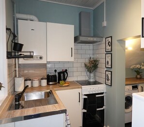 Fridge, microwave, oven, coffee/tea maker - Spacious 1 bedroom apartment with good motorway links. (Bellshill)