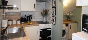 Réfrigérateur, micro-ondes, four, cafetière/bouilloire
