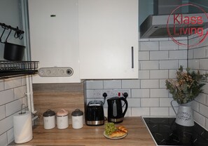 Fridge, microwave, oven, coffee/tea maker - Spacious 1 bedroom apartment with good motorway links. (Bellshill)