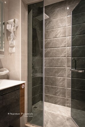 Een douche, een haardroger, een bidet, handdoeken