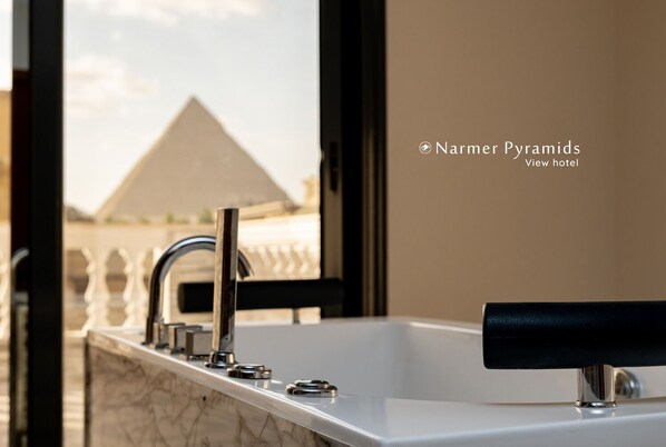 Een douche, een haardroger, een bidet, handdoeken