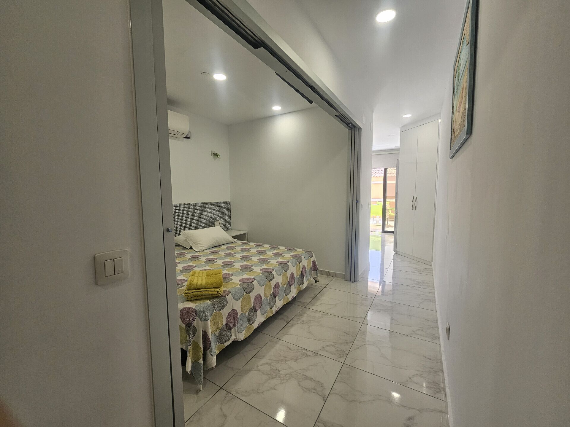 1 dormitorio, tabla de planchar con plancha, wifi y ropa de cama