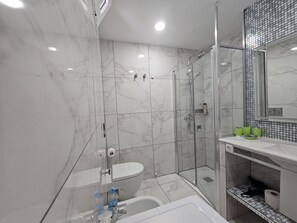 Shower, hair dryer, bidet, towels - C102  Tenerife Royal Gardens - Las Vistas TRG (Playa de las Américas)