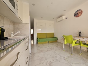 Kylskåp, mikrovågsugn, spishäll och kaffe- och tebryggare