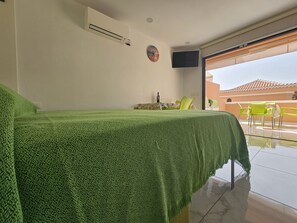 1 bedroom, iron/ironing board, WiFi, bed sheets - C102  Tenerife Royal Gardens - Las Vistas TRG (Playa de las Américas)