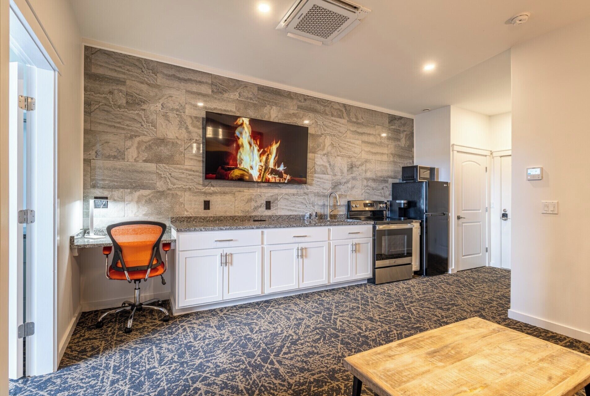 冷蔵庫、電子レンジ、オーブン、コーヒー / ティーメーカー