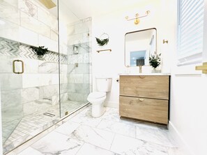 Douche, sĂšche-cheveux, serviettes fournies, savon
