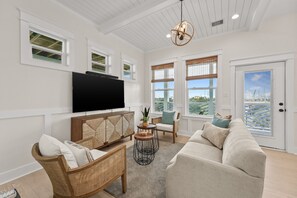 Smart TV, table football, ping pong, books - Bayview: Luxury Listing- Largest Pvt Pool, mini-GOLF, Sunset & Bay views (Galveston)