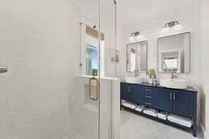 Douche, sèche-cheveux, serviettes fournies, savon
